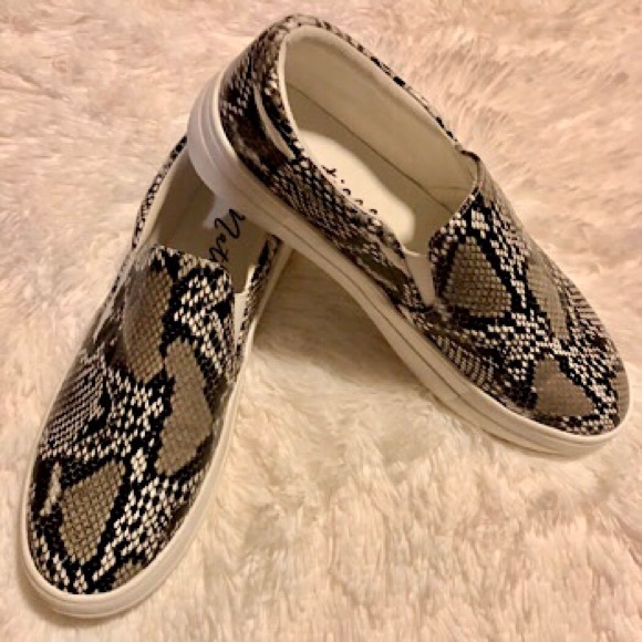 “NEW” Matisse Harry Snakeskin Slip-on Sneakers - Picture 2 of 6